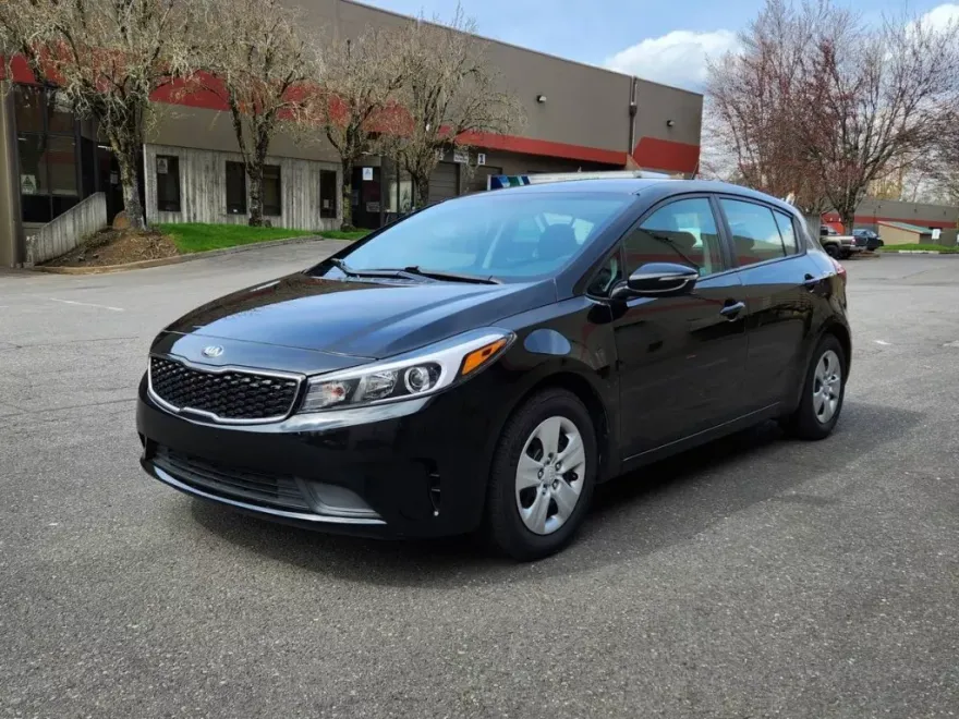 2018 Kia Forte 5-Door LX photo 1