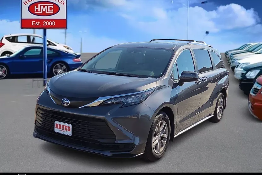 2025 Toyota Sienna LE photo 1