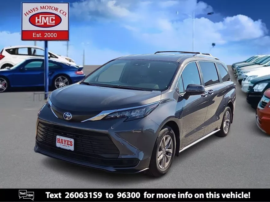 2025 Toyota Sienna LE photo 1