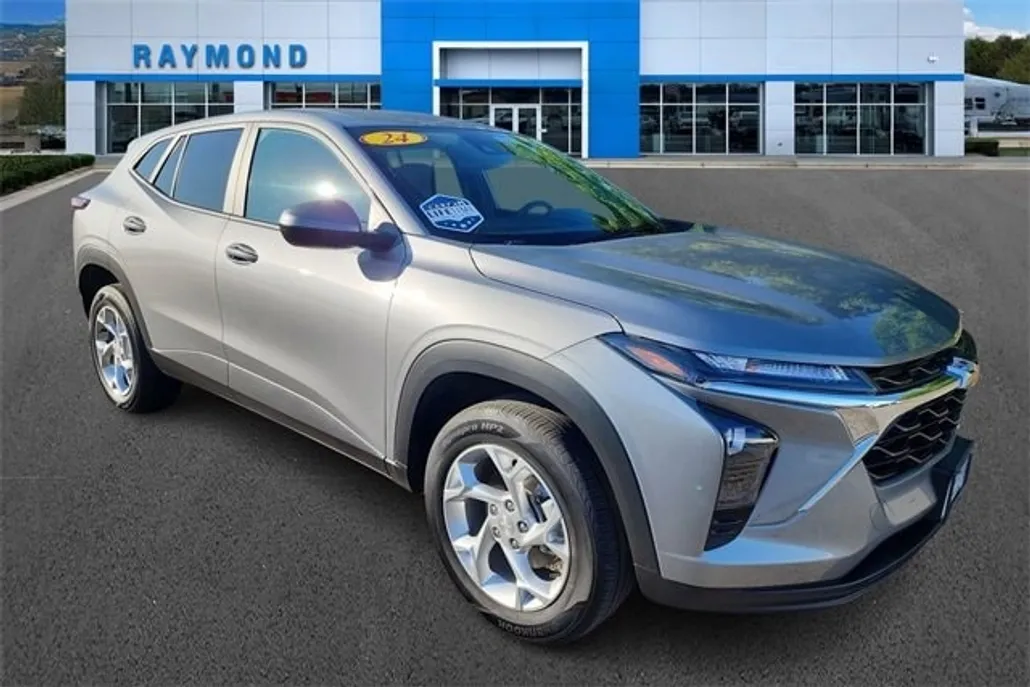 2024 Chevrolet Trax LS photo 1