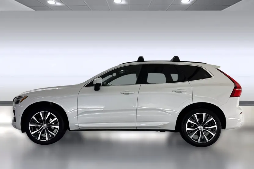 2022 Volvo XC60 Momentum photo 1