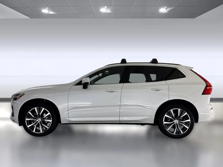 2022 Volvo XC60 Momentum photo 1