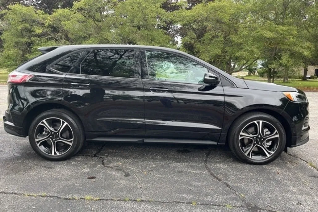2022 Ford Edge ST photo 1