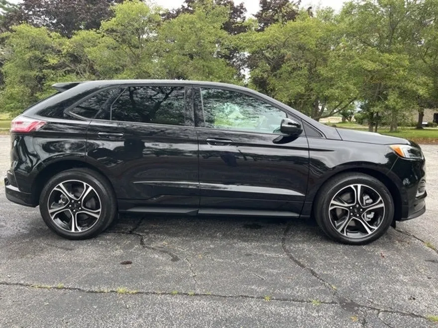 2022 Ford Edge ST photo 1