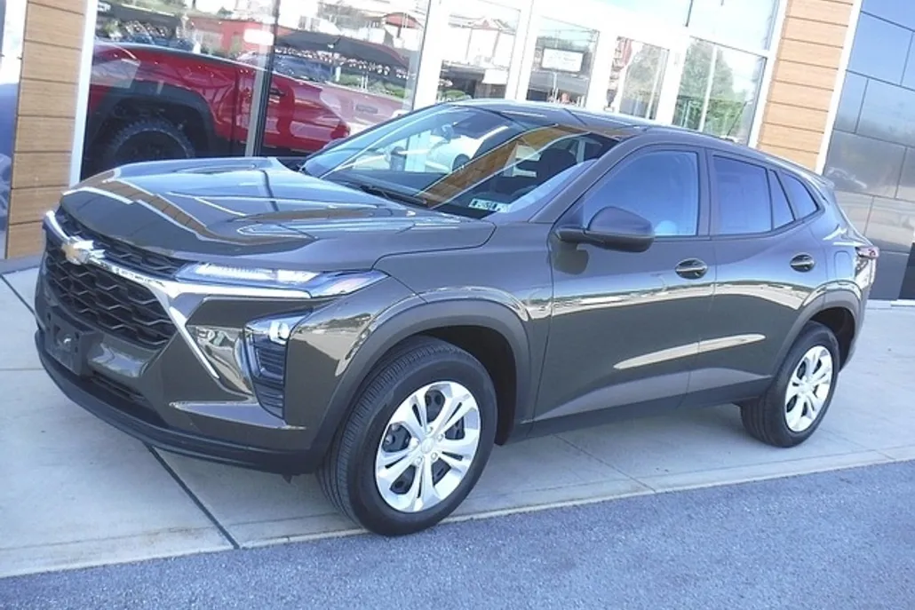 2024 Chevrolet Trax LS photo 1