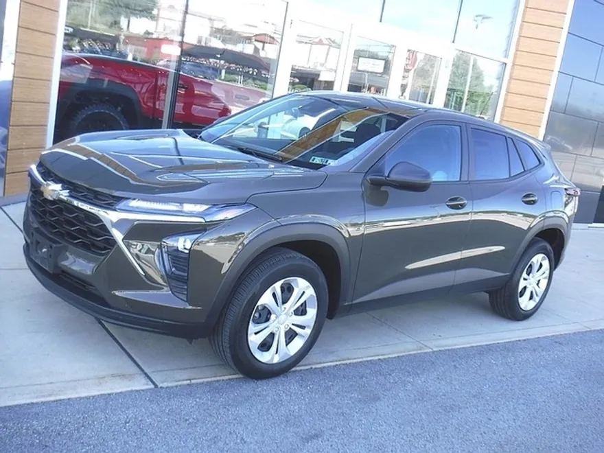 2024 Chevrolet Trax LS photo 1