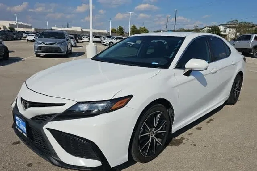 2022 Toyota Camry SE photo 1