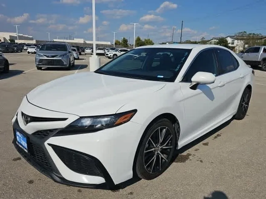 2022 Toyota Camry SE photo 1
