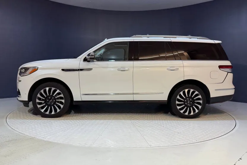 2023 Lincoln Navigator Black Label photo 1