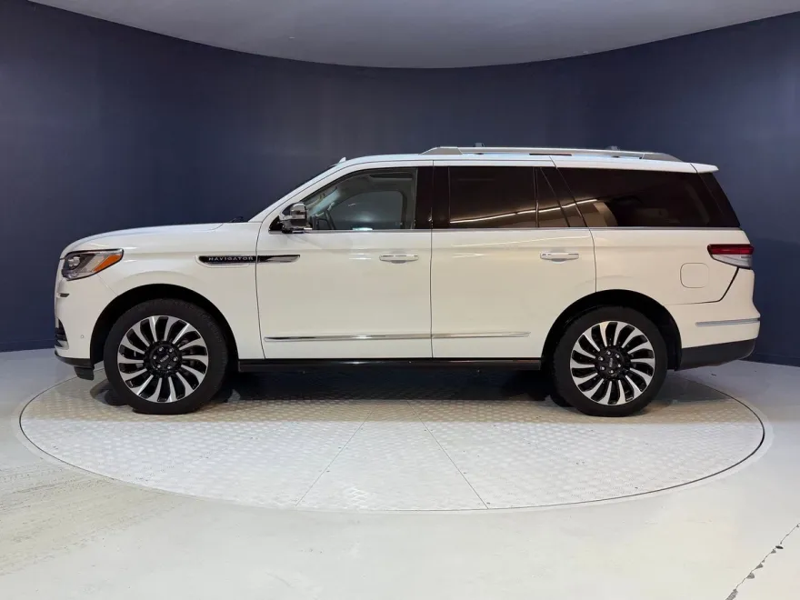 2023 Lincoln Navigator Black Label photo 1