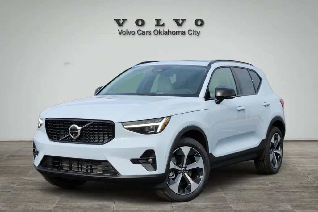 2026 Volvo XC40 AWD Plus photo 1