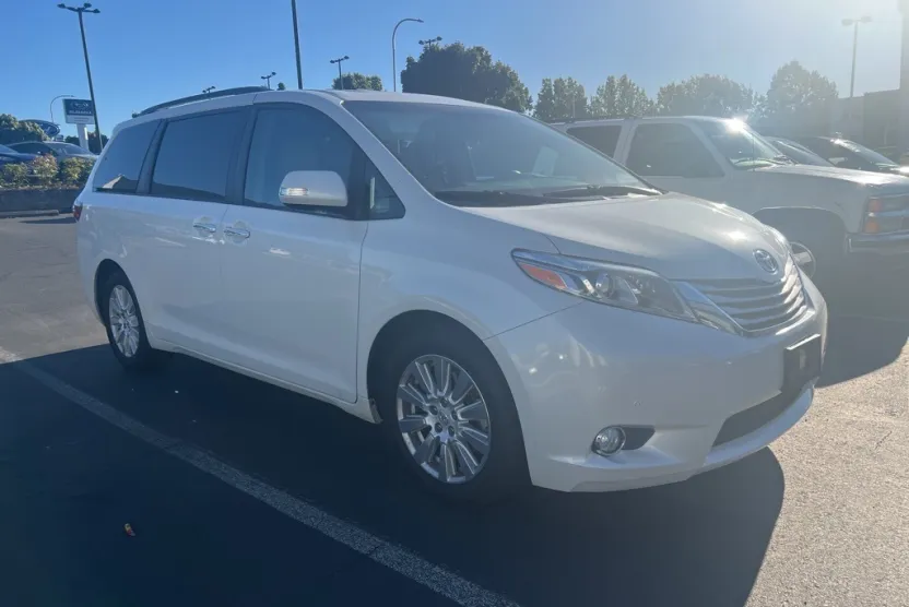 2017 Toyota Sienna Limited photo 1