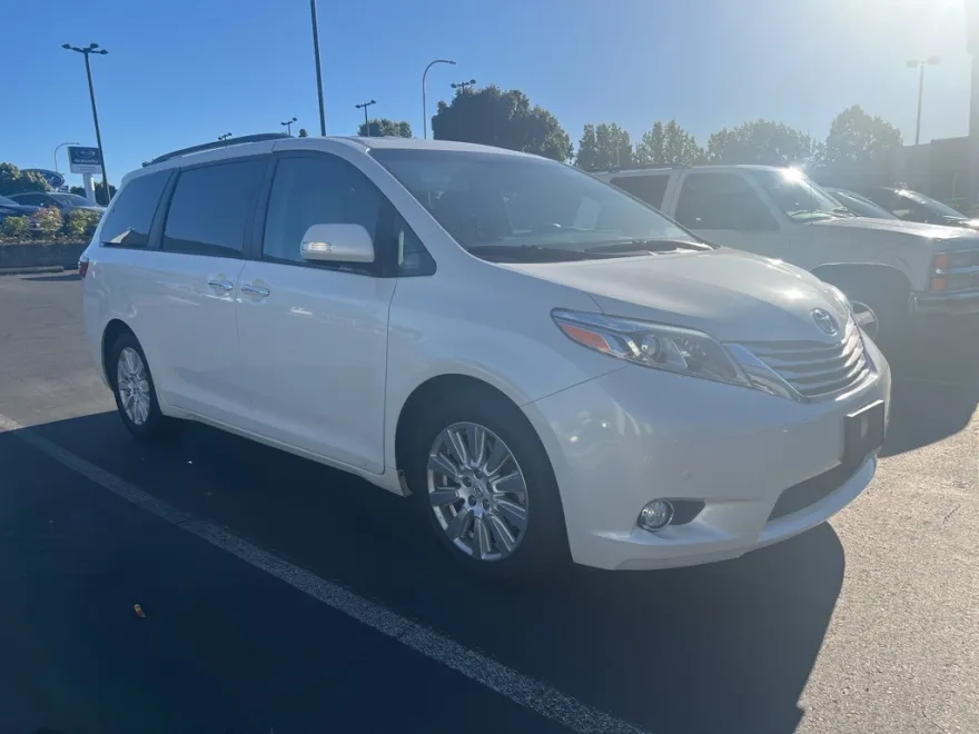 2017 Toyota Sienna Limited photo 1