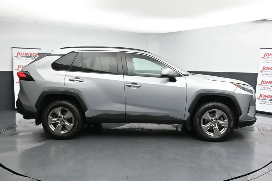 2022 Toyota RAV4 XLE photo 1