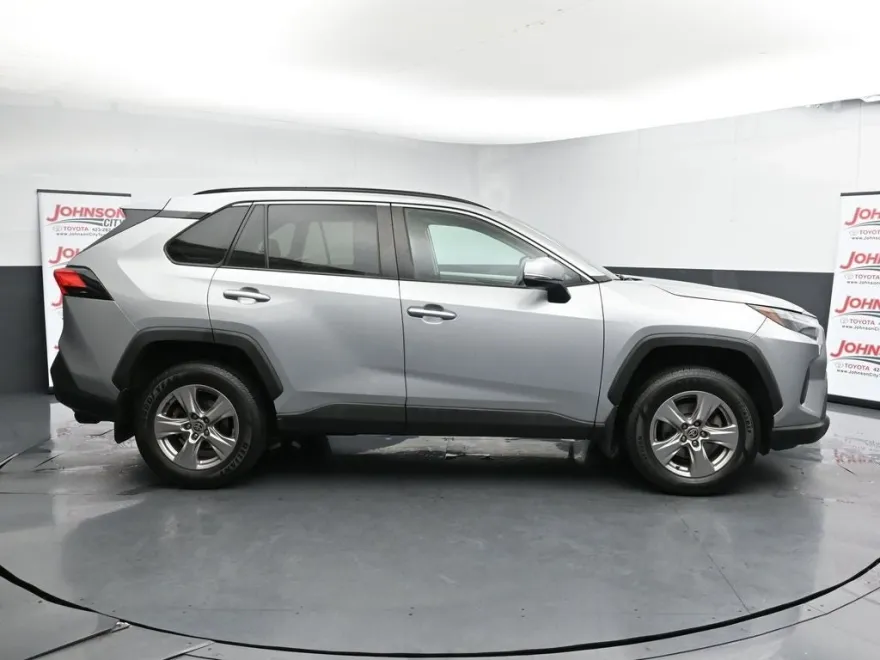 2022 Toyota RAV4 XLE photo 1