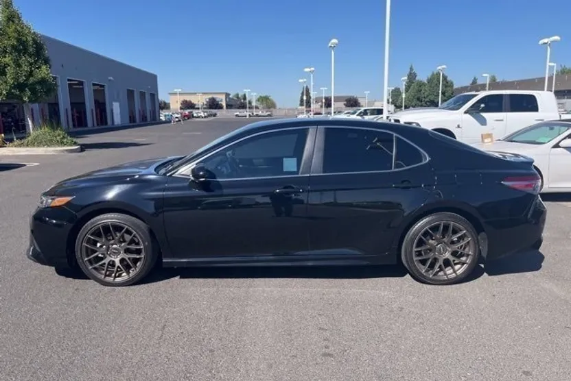 2018 Toyota Camry SE photo 1