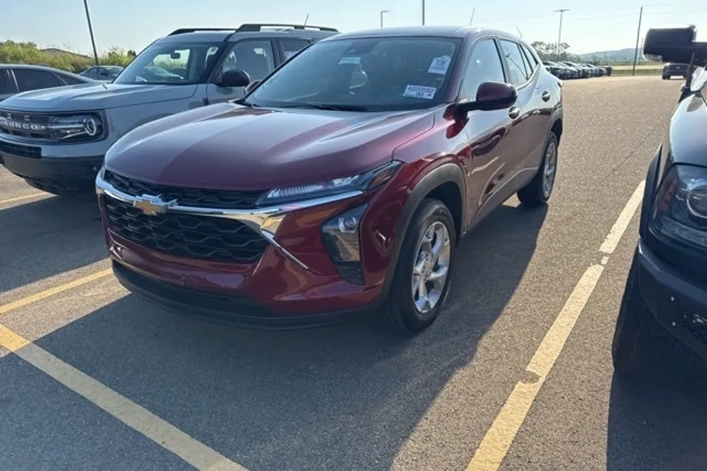 2025 Chevrolet Trax LS photo 1
