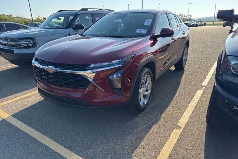 2025 Chevrolet Trax LS photo 1