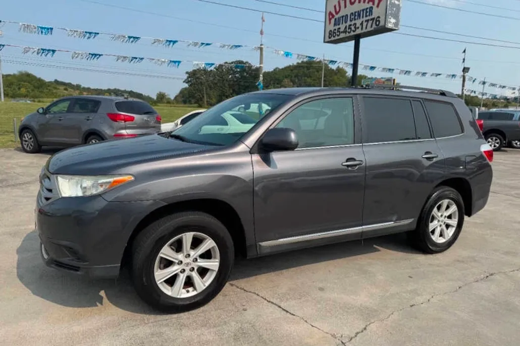2013 Toyota Highlander Base photo 1