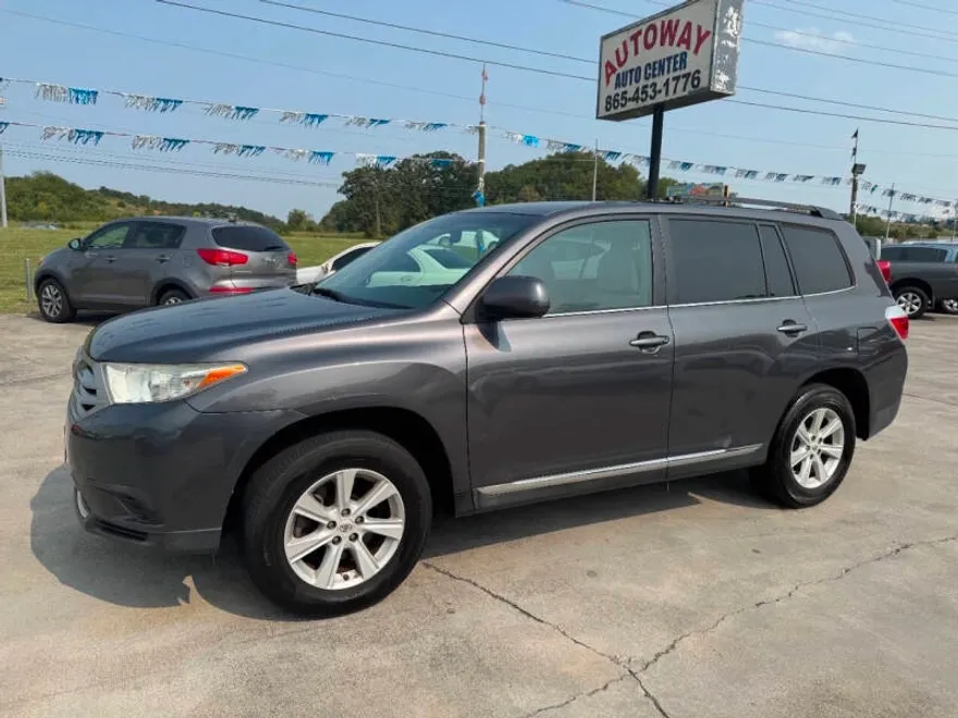 2013 Toyota Highlander Base photo 1