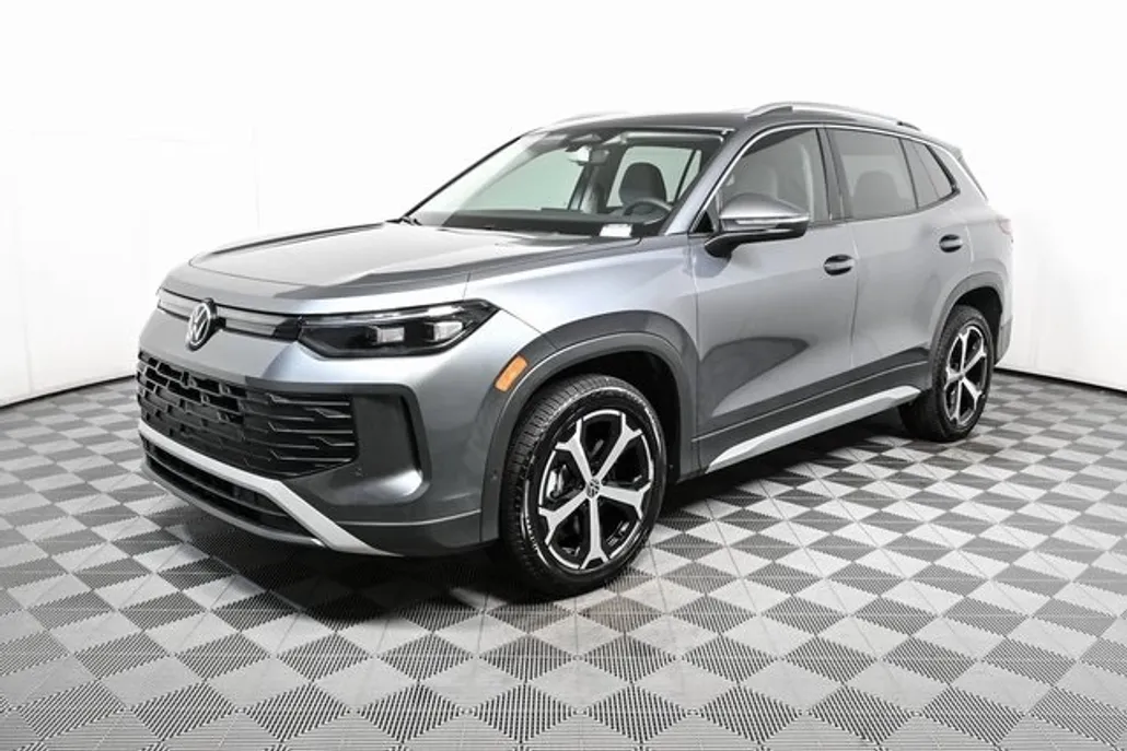 2025 Volkswagen Tiguan SE photo 1
