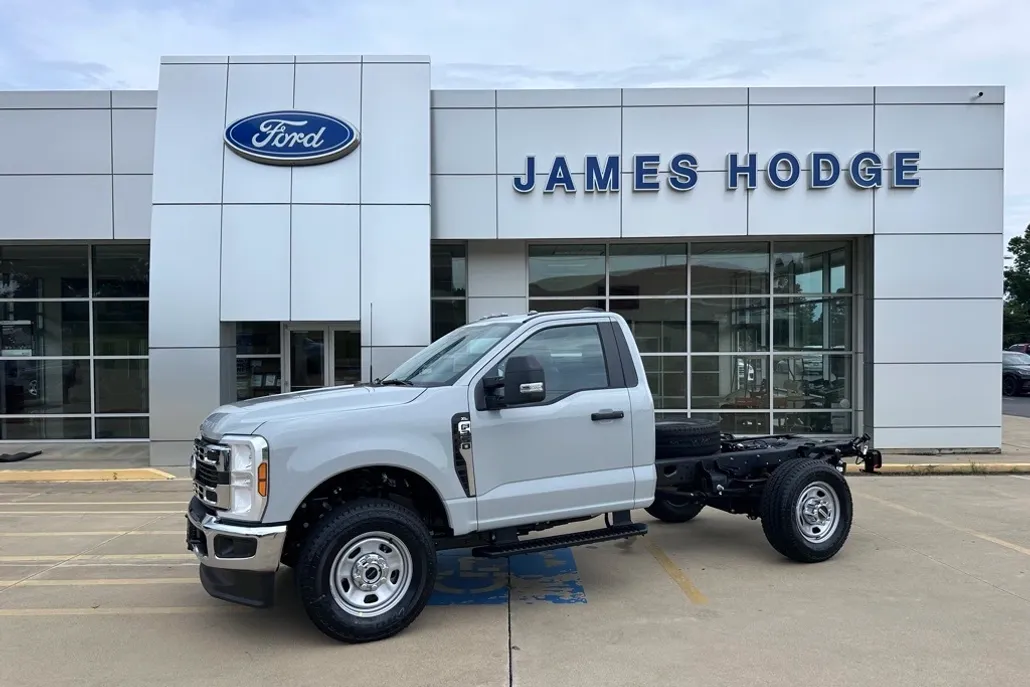 2025 Ford F-350 photo 1