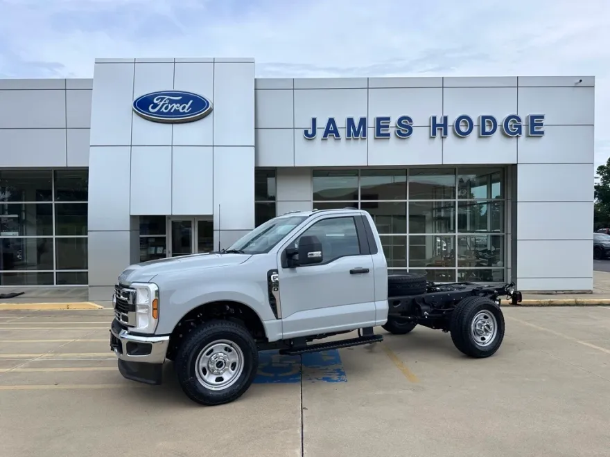 2025 Ford F-350 photo 1
