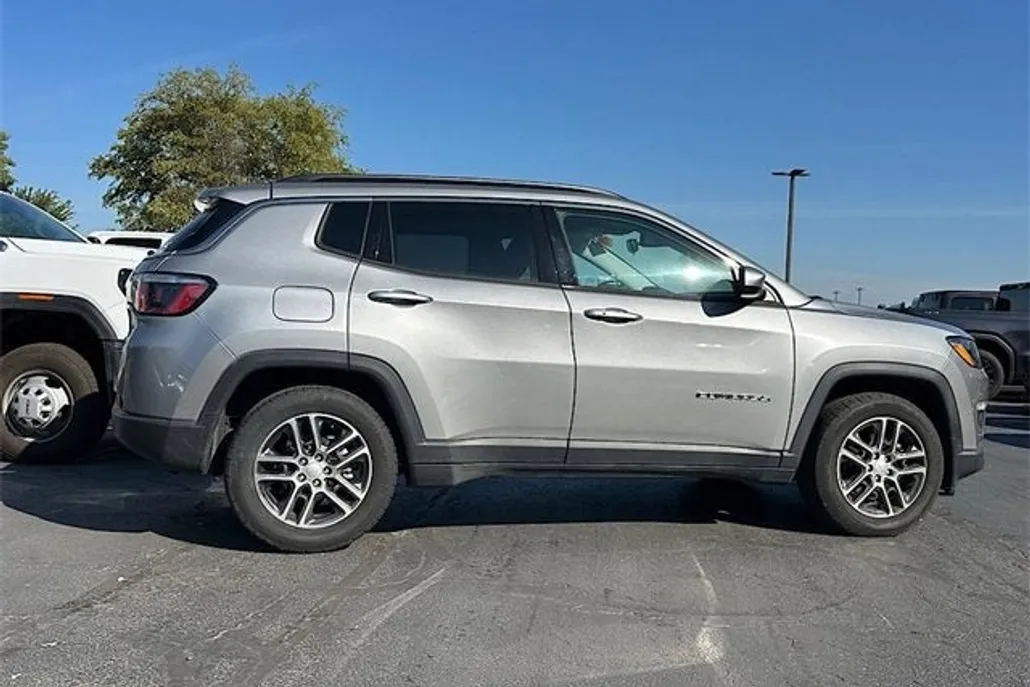 2020 Jeep Compass Latitude photo 1