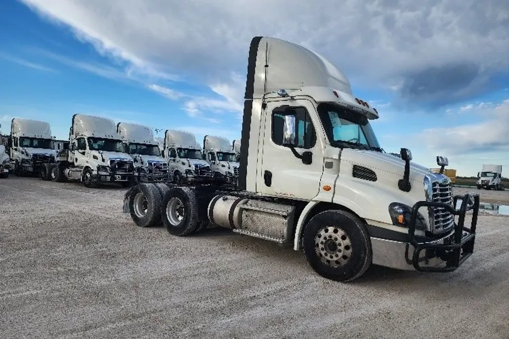 2018 Freightliner Cascadia 113" sleeper cab photo 1