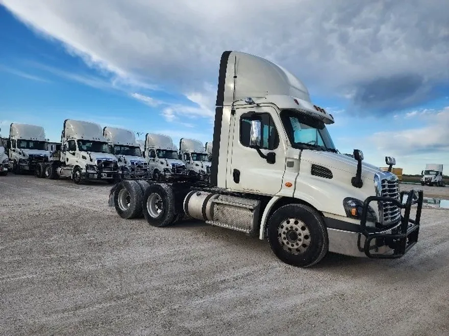 2018 Freightliner Cascadia 113" sleeper cab photo 1