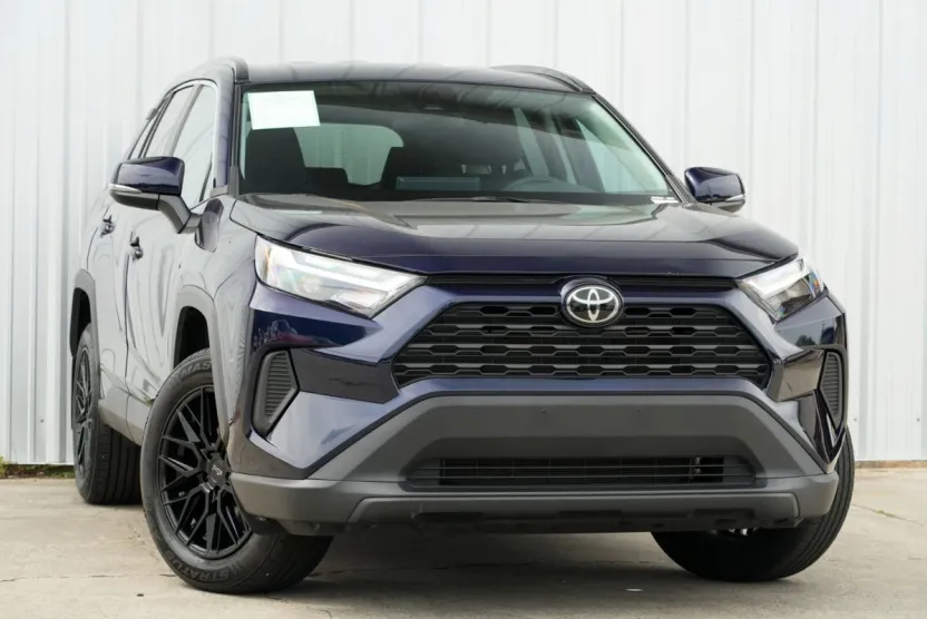 2024 Toyota RAV4 XLE photo 1