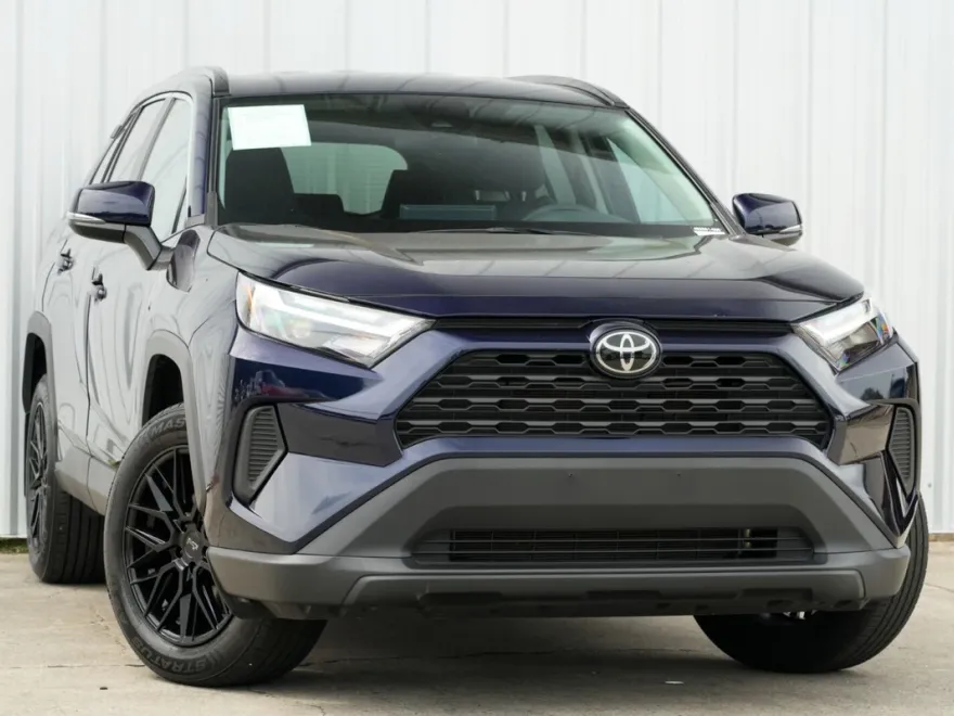2024 Toyota RAV4 XLE photo 1