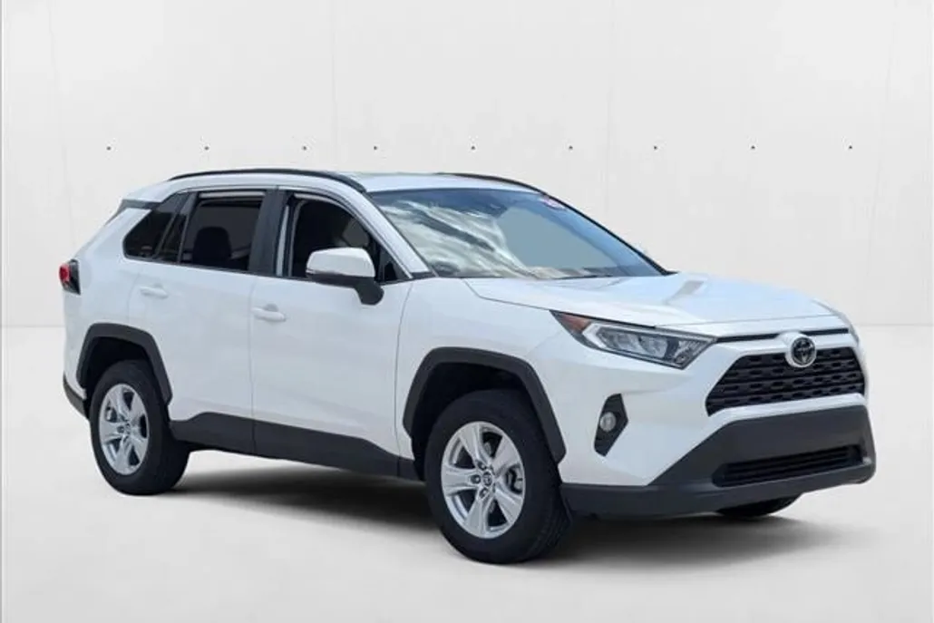 2020 Toyota RAV4 XLE photo 1
