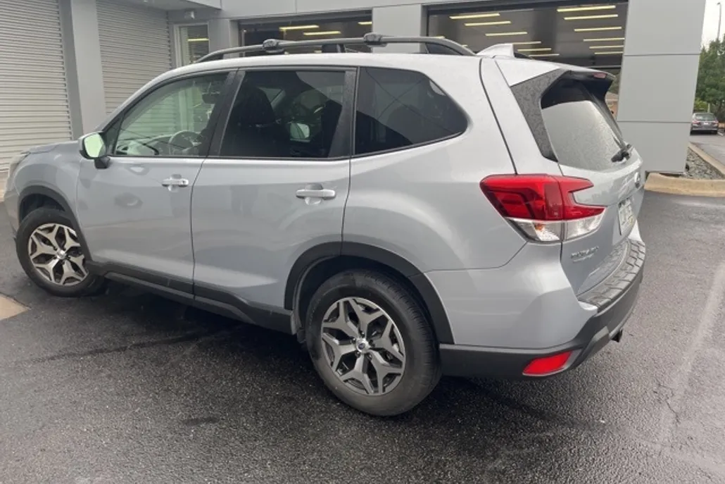 2021 Subaru Forester Premium photo 1
