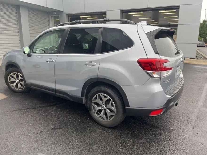 2021 Subaru Forester Premium photo 1