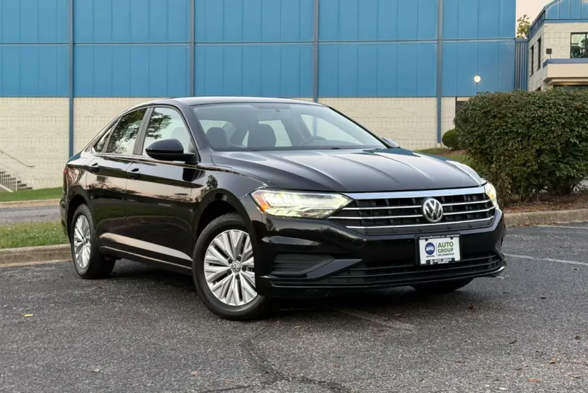 2019 Volkswagen Jetta R-Line photo 1
