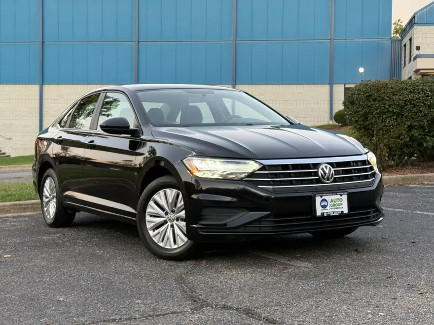 2019 Volkswagen Jetta R-Line photo 1
