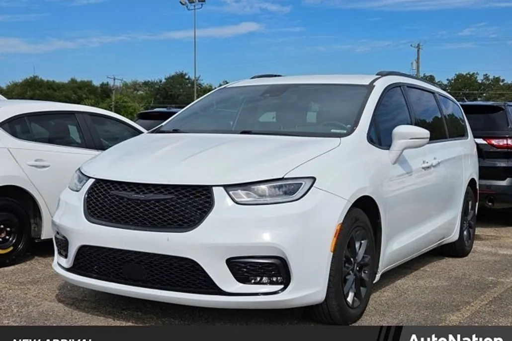 2021 Chrysler Pacifica Touring photo 1