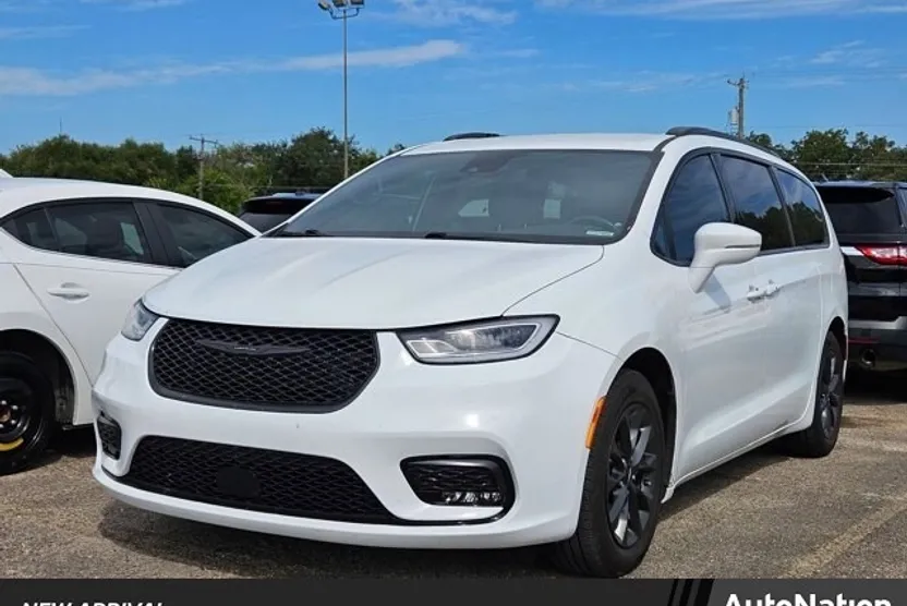 2021 Chrysler Pacifica Touring photo 1