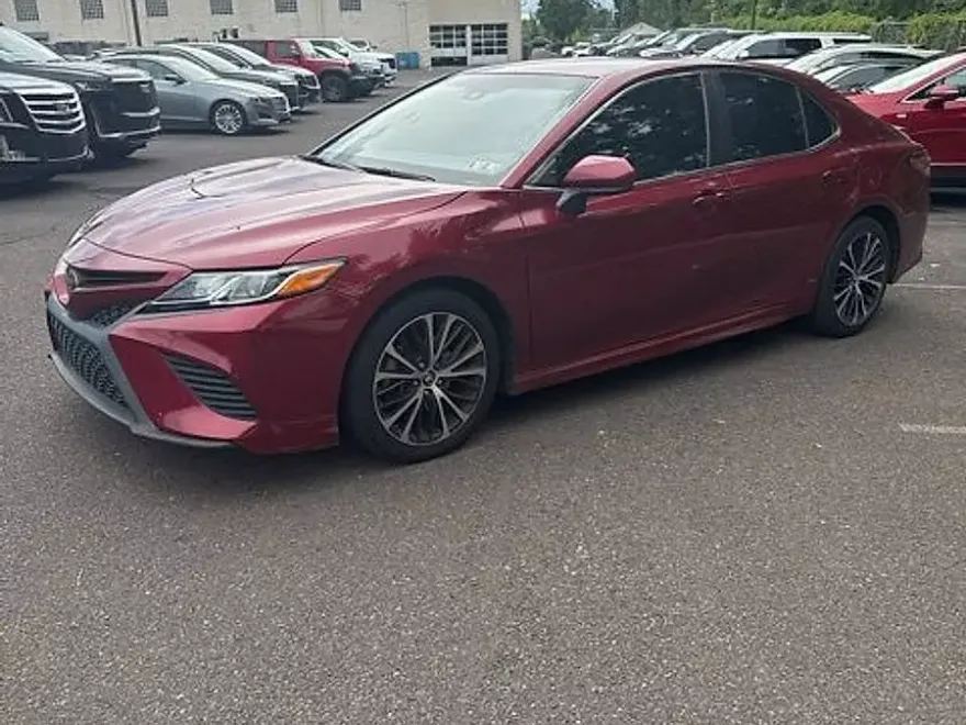 2018 Toyota Camry LE photo 1