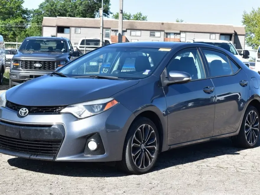 2015 Toyota Corolla L photo 1