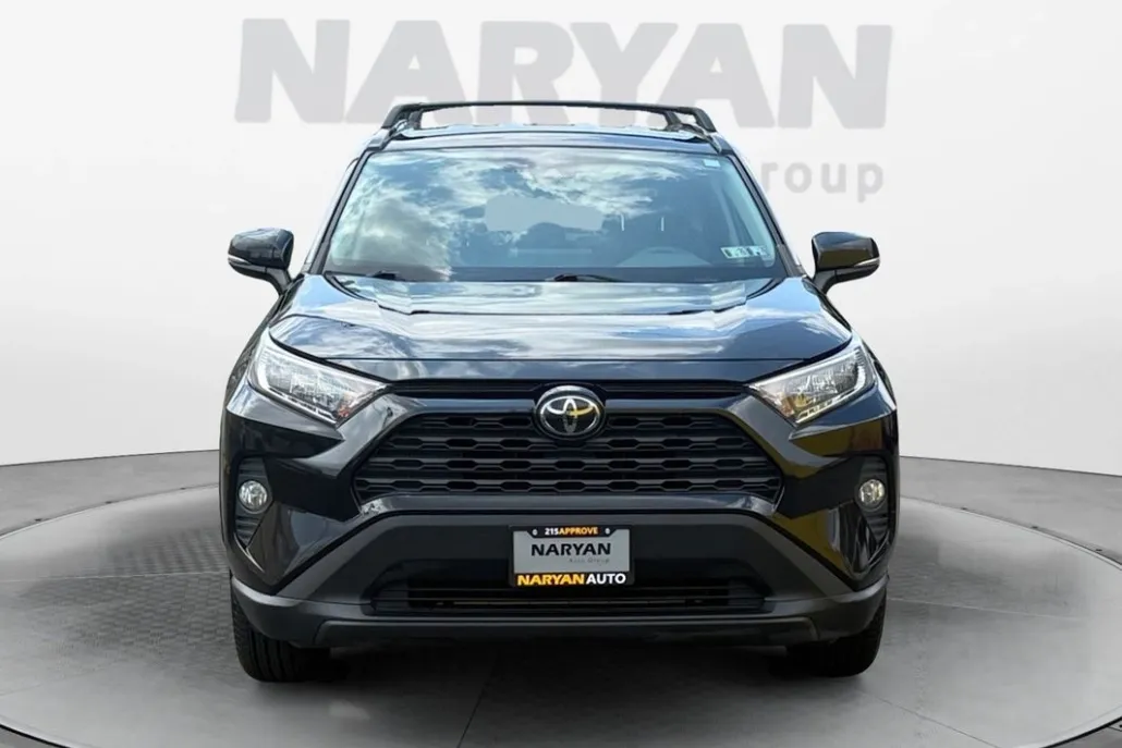 2020 Toyota RAV4 XLE photo 1