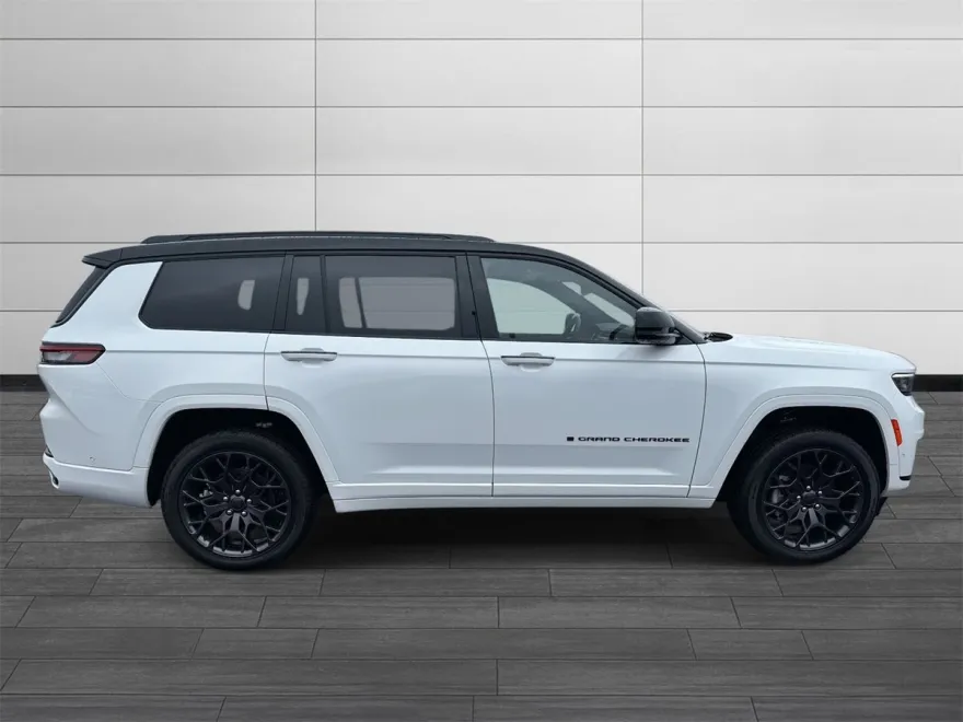 2025 Jeep Grand Cherokee L Summit photo 3