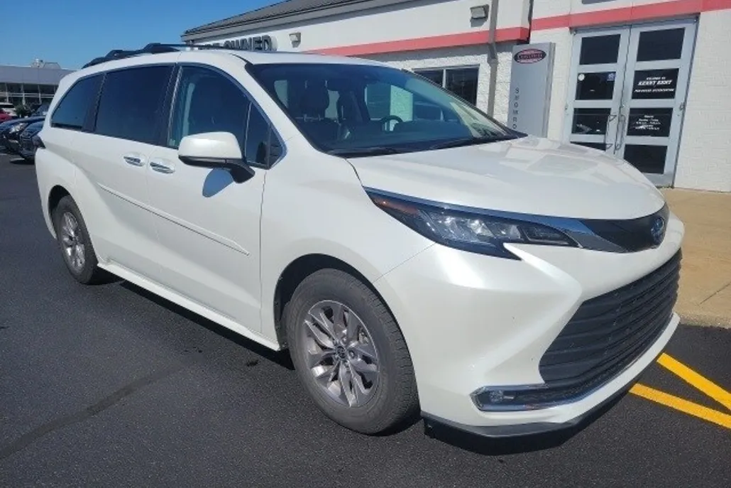 2022 Toyota Sienna XLE photo 1