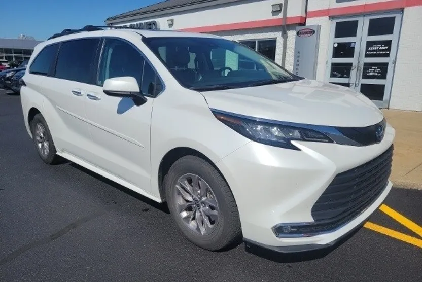 2022 Toyota Sienna XLE photo 1