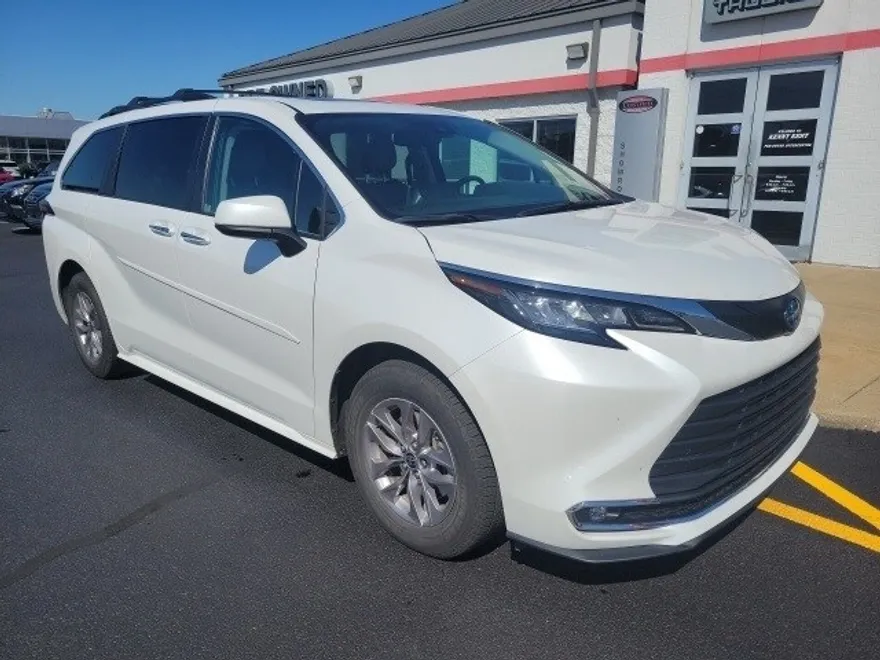 2022 Toyota Sienna XLE photo 1