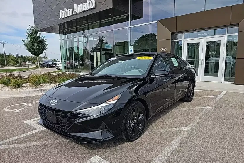 2023 Hyundai Elantra SEL photo 1