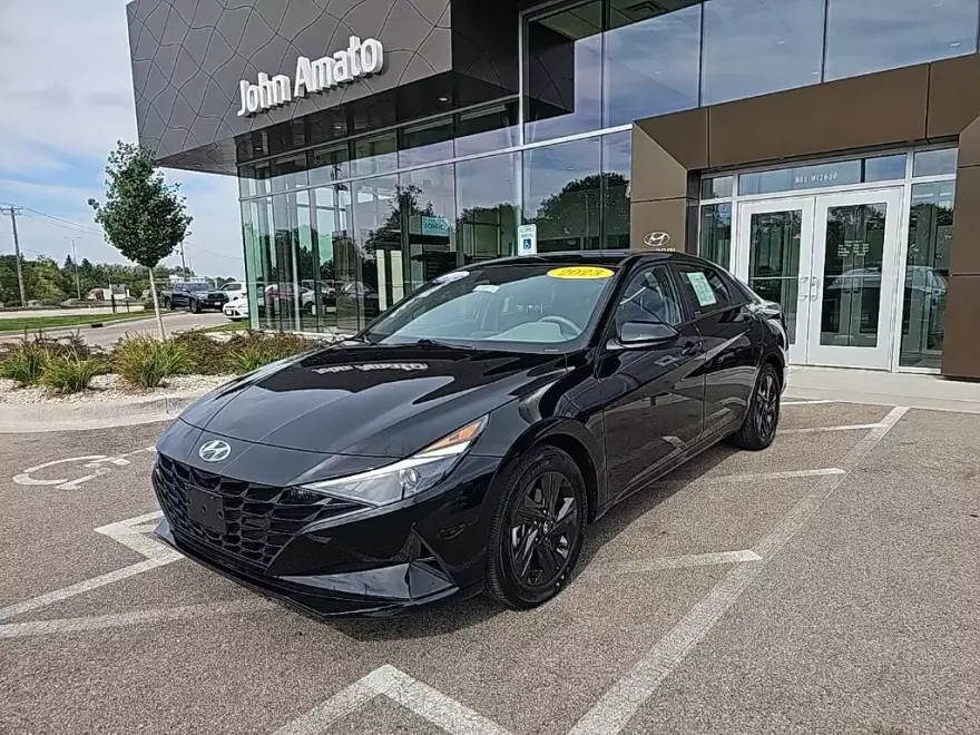 2023 Hyundai Elantra SEL photo 1