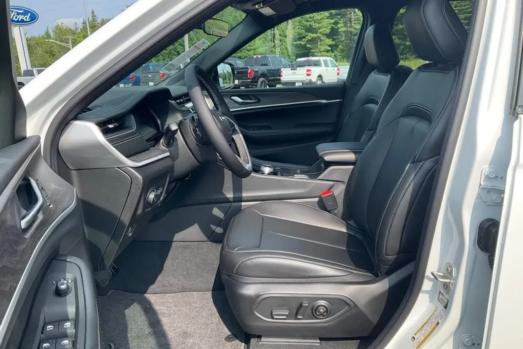 2025 Jeep Grand Cherokee Limited photo 1