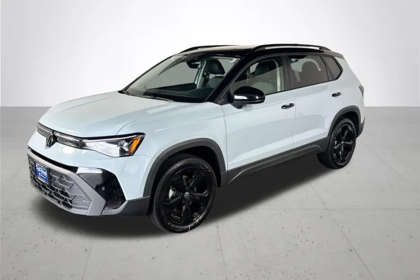 2025 Volkswagen Taos SE photo 1
